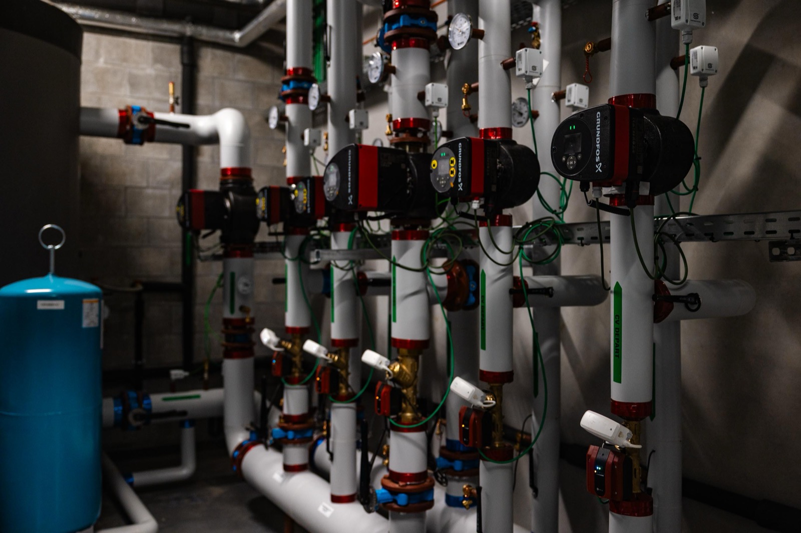 Hydraulische installatie met pompen en leidingwerk