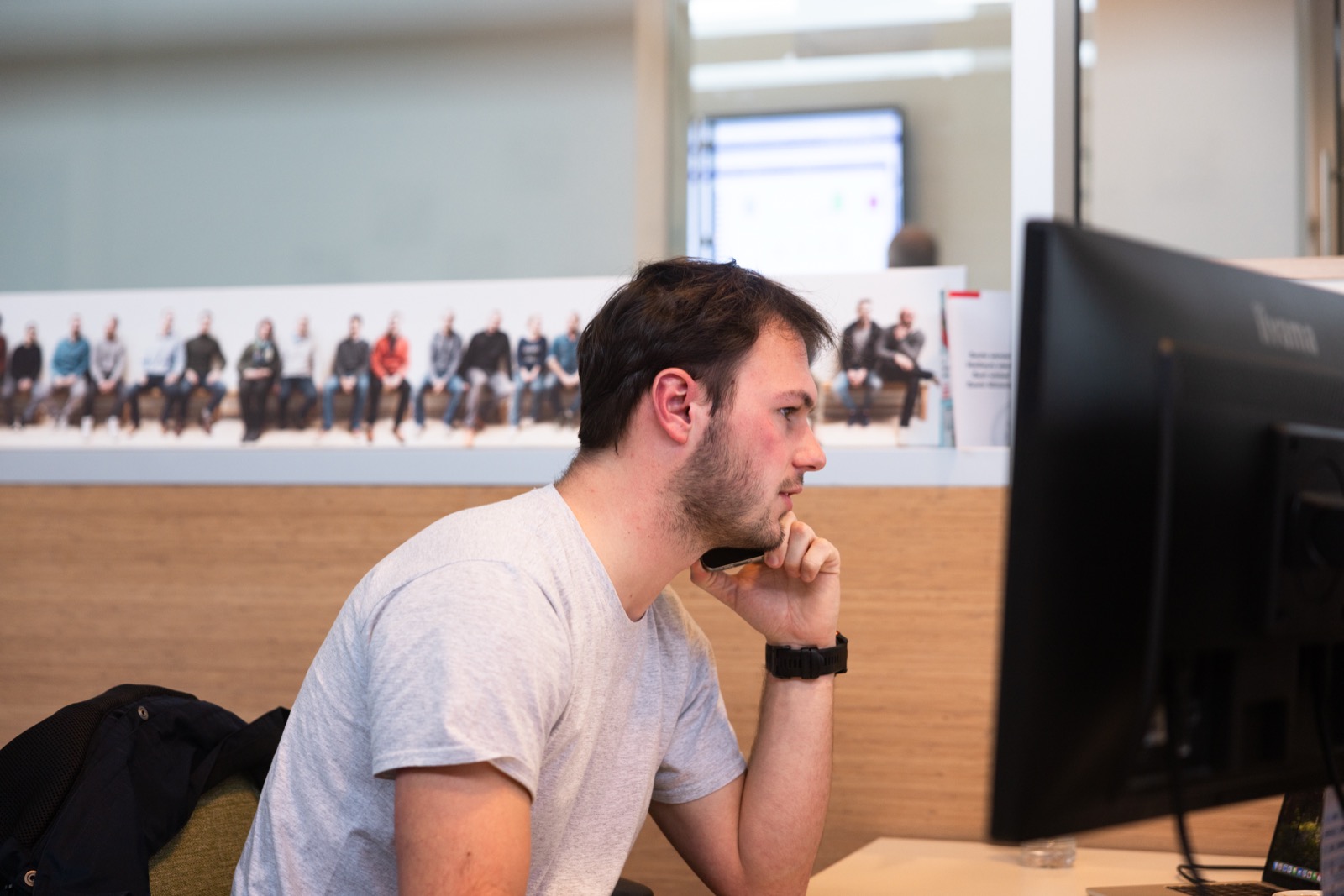 Ontwerper van de studiedienst achter zijn scherm