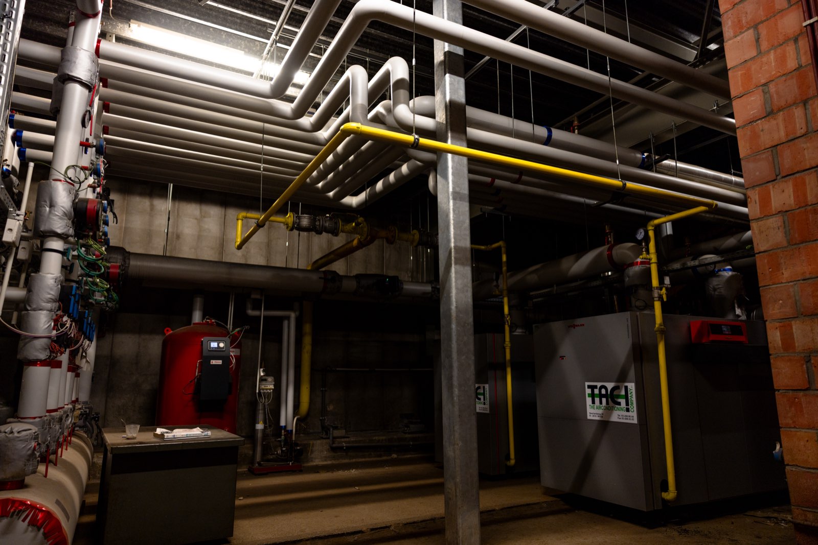 Technische ruimte met leidingwerk en installaties van TAC