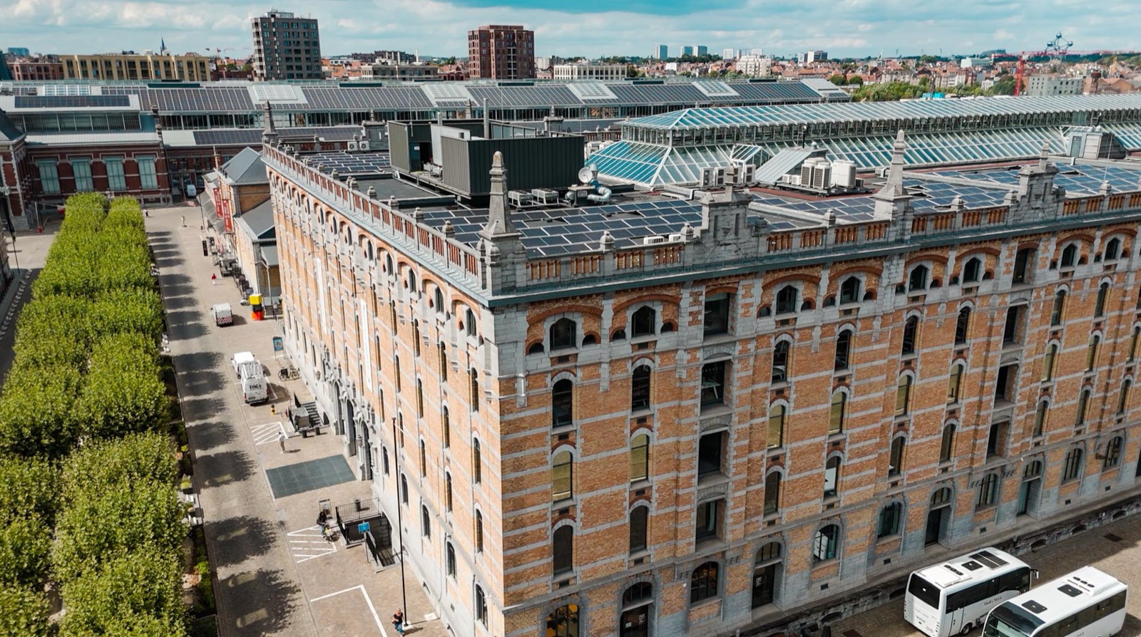 Luchtfoto van een historisch pakhuis met dakinstallaties en zonnepanelen