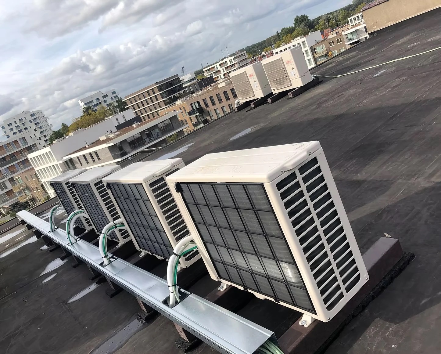 Rij warmtepompen op het dak van een nieuwbouwproject